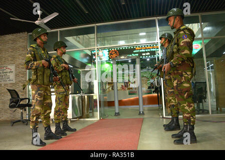 Dhaka. 31 Dec, 2018. Les soldats de l'armée montent la garde au bureau de la Commission électorale à Dhaka, capitale du Bangladesh, le 31 décembre 2018. Lors d'une conférence de presse à Dhaka Lundi, commissaire aux élections principal KM Nurul Huda exclu l'opposition demande l'alliance pour la tenue d'élections et a rejeté l'allégation d'irrégularités massives dans le parlement du pays sondages lieu le dimanche. Source : Xinhua/Alamy Live News Banque D'Images