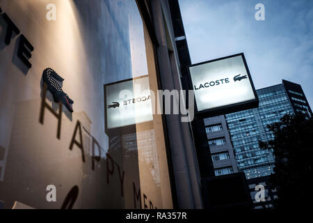 Auckland, Nouvelle-Zélande. 25Th Dec 2018. Logo de marque de mode Lacoste vu à Auckland, en Nouvelle-Zélande. Credit : Hendrik Osula SOPA/Images/ZUMA/Alamy Fil Live News Banque D'Images