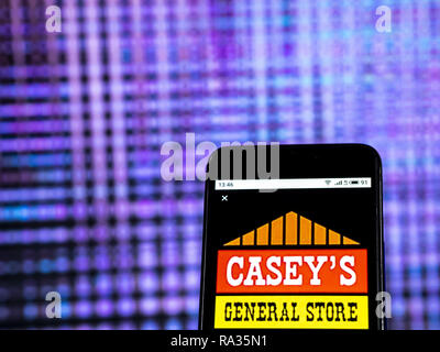 30 décembre 2018 - Kiev, Ukraine - Casey's General Stores dépanneur logo de l'entreprise vu affichée sur un téléphone intelligent. (Crédit Image : © Igor Golovniov/SOPA des images à l'aide de Zuma sur le fil) Banque D'Images