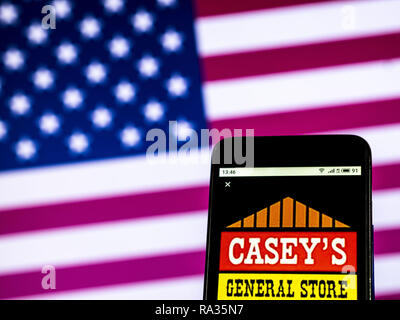 30 décembre 2018 - Kiev, Ukraine - Casey's General Stores dépanneur logo de l'entreprise vu affichée sur un téléphone intelligent. (Crédit Image : © Igor Golovniov/SOPA des images à l'aide de Zuma sur le fil) Banque D'Images