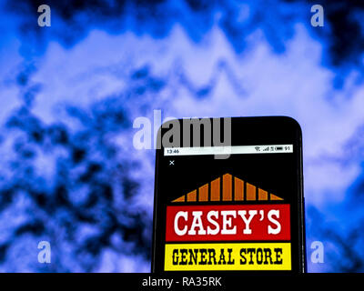 30 décembre 2018 - Kiev, Ukraine - Casey's General Stores dépanneur logo de l'entreprise vu affichée sur un téléphone intelligent. (Crédit Image : © Igor Golovniov/SOPA des images à l'aide de Zuma sur le fil) Banque D'Images