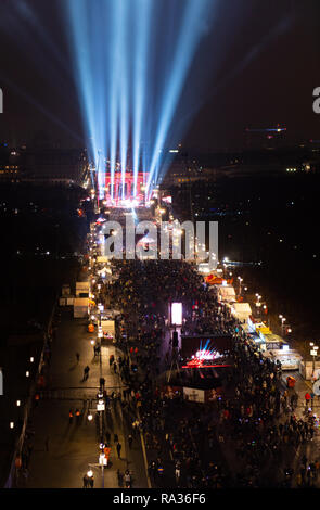 Berlin, Allemagne. 31 Dec, 2018. Des milliers de spectateurs regardent le plus grand de l'Allemagne fête du Nouvel An à la porte de Brandebourg. Credit : Monika Skolimowska/dpa-Zentralbild/dpa/Alamy Live News Banque D'Images