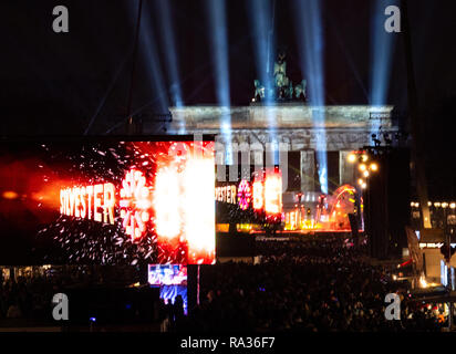 Berlin, Allemagne. 31 Dec, 2018. Des milliers de spectateurs regardent le plus grand de l'Allemagne fête du Nouvel An à la porte de Brandebourg. Credit : Monika Skolimowska/dpa-Zentralbild/dpa/Alamy Live News Banque D'Images