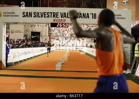 31 décembre 2018 - Madrid, Espagne - HADIS, entrant dans la deuxième position. Chaque 31 décembre, depuis 1964, Madrid accueille la plus grande manifestation d'athlétisme en Espagne : San Silvestre Vallecana. Parti du sport et de se réunir dans une course de 10 kilomètres sur 31 déc 2018 à Madrid, Espagne (crédit Image : © Hellin Jésus/Zuma sur le fil) Banque D'Images