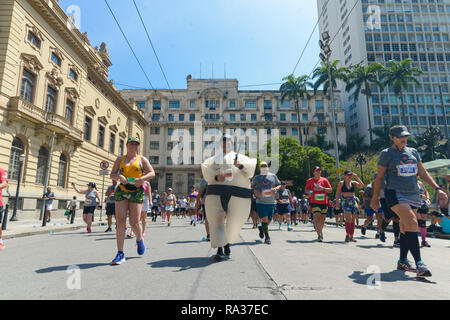 Sao Paulo, Brésil. Le 31 décembre 2018. Au cours de l'animé coureurs São Silvestre course internationale, ce lundi (31) dans la région du Théâtre Municipal, à São Paulo. (Photo : Bruno Fernandes/Fotoarena) Crédit : Foto Arena LTDA/Alamy Live News Banque D'Images