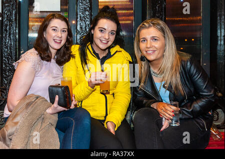 Bantry, West Cork, Irlande. 1er janvier 2019. Les gens dans les rues de Bantry ce soir, pour célébrer le début de la nouvelle année, 2019. Credit : Andy Gibson/Alamy Live News. Banque D'Images