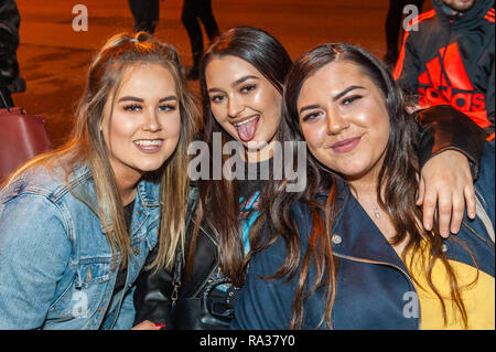 Bantry, West Cork, Irlande. 1er janvier 2019. Les gens dans les rues de Bantry ce soir, pour célébrer le début de la nouvelle année, 2019. Credit : Andy Gibson/Alamy Live News. Banque D'Images