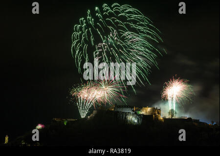 Château de Stirling, Stirling, Royaume-Uni - 1er janvier 2019. Pour la nouvelle année, des expositions de feu de bois avec de la musique illuminent le ciel nocturne au-dessus du château de Stirling et du Monument Wallace sur Hogmanay pour apporter la nouvelle année. Crédit : Colin Fisher/Alay Live News Banque D'Images
