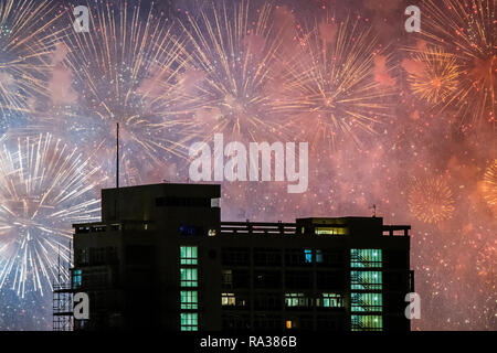 Londres, Royaume-Uni. 1er janvier 2019. Le jour du Nouvel An à Londres en tant qu'artifice vu derrières les immeubles de la direction d'elelphant et château. Crédit : Guy Bell/Alamy Live News Banque D'Images