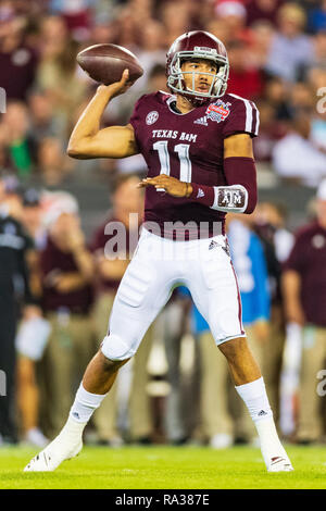 Jacksonville, Floride, USA. 31 Dec 2018. Texas A&M Aggies quarterback Kellen Mond (11) au cours de l'TaxSlayer Gator Bowl NCAA College Football bowl entre le Texas A&M et la NC State le lundi 31 décembre 2018 au domaine bancaire TIAA à Jacksonville, FL. Jacob Kupferman/CSM Crédit : Cal Sport Media/Alamy Live News Banque D'Images