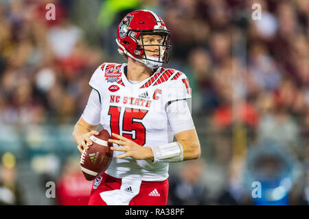 Jacksonville, Floride, USA. 31 Dec 2018. North Carolina State Wolfpack quart-arrière Ryan Finley (15) au cours de l'TaxSlayer Gator Bowl NCAA College Football bowl entre le Texas A&M et la NC State le lundi 31 décembre 2018 au domaine bancaire TIAA à Jacksonville, FL. Jacob Kupferman/CSM Crédit : Cal Sport Media/Alamy Live News Banque D'Images