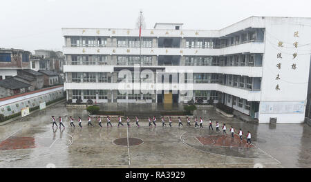(190101) -- JULIAN, JAN. 1, 2019 (Xinhua) -- Les Filles de l'équipe de basket-ball préchauffer avant une séance d'exercices dans la cour de l'école à l'école centrale dans Haoba Junlian Comté de Yibin City dans le sud-ouest de la province chinoise du Sichuan, le 8 décembre 2018. Situé dans le sud-ouest des montagnes de Wumeng vaste la province chinoise du Sichuan, Haoba central school est une école de neuf ans fournissant l'enseignement primaire et secondaire l'éducation, tout comme les autres écoles dans cette zone montagneuse. Cependant, une équipe de basket-ball créée par les étudiantes a fait l'école assez célèbre dans son canton, même dans des villes voisines. Le plateau Banque D'Images