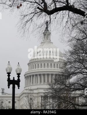 (190101) -- WASHINGTON, 1 janvier 2019 (Xinhua) -- photos prises le 31 décembre 2018 présente le Capitole à Washington, DC, aux Etats-Unis. Les démocrates à la Chambre auraient préparé un plan pour mettre fin à l'arrêt partiel du gouvernement fédéral des États-Unis, sans financement pour le Président Donald Trump's border mur. La chambre basse est l'intention d'adopter une loi sur les dépenses palliatives jeudi, lorsque le nouveau Congrès se réunit pour financer le ministère de la sécurité intérieure aux niveaux actuels à travers le 8 février, avec 1,3 milliards de dollars américains pour clôtures et d'autres mesures de sécurité, a rapporté plusieurs news o Banque D'Images