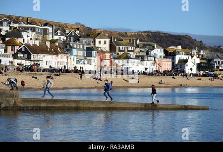 Lyme Regis, dans le Dorset. 1er janvier 2019. Météo France : Les gens aiment le chaud et ensoleillé à Lyme Regis, dans le Dorset Crédit : Finnbarr Webster/Alamy Live News Banque D'Images