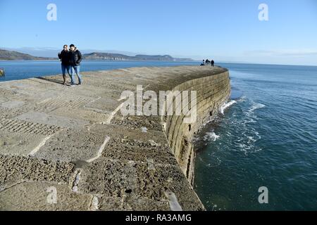Lyme Regis, dans le Dorset. 1er janvier 2019. Météo France : Les gens aiment le chaud et ensoleillé à Lyme Regis, dans le Dorset Crédit : Finnbarr Webster/Alamy Live News Banque D'Images
