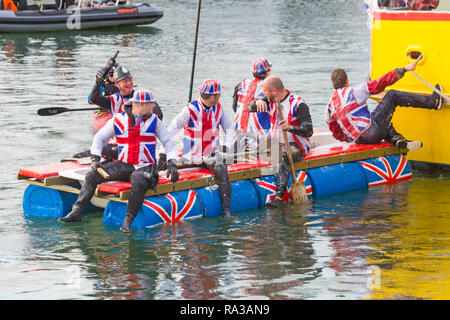Poole, Dorset, UK. 1er janvier 2019. Le jour de l'Baignoire course a lieu avec beaucoup d'émotion, de déversements et de sabotage ! Des centaines se regarder l'événement, comme une variété de l'insolite accueil artisanat de prendre l'eau à la race, avec les participants s'amusant lancer des œufs et de la farine, tirant des canons à eau et de l'artisanat. concurrentes chavirement Un sentir bon début de la nouvelle année. Brexit la baignoire. Credit : Carolyn Jenkins/Alamy Live News Banque D'Images