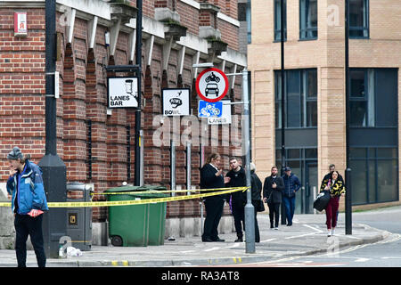 Bristol, Royaume-Uni. 06Th Jan, 2019. Les principaux incidents de la police dans la ville de Bristol et une grande zone de Broadmead Shopping Centre a été exploité au large.Il s'étend du parc du château, du vin, de la rue Union Street, le Pithay et Fairfax Street. Environ 8,15 tôt ce matin un passant a dit qu'il a vu ce qui ressemblait à une émeute van stationné à l'extérieur de nuit club SWX le 1er janvier 2019. Les agents ont indiqué qu'un grave incident a eu lieu le soir du Réveillon. Crédit : Robert Timoney/Alamy Live News Banque D'Images