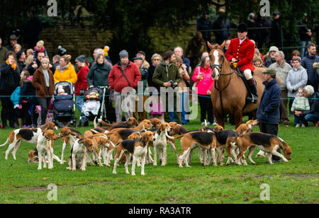 Melton Mowbray, Leicestershire, UK. 1er janvier 2019. La chasse - un de Cottesmore England's premier hunts fondée en 1696 et tient son nom de l'Ile village de Quorn, hounds kenneled entre 1753 à1 904 démarre à partir de la ville de Melton Mowbray estate park et le parc. Belvoir Hunt répondre à jouer à proximité Park Crédit : Clifford Norton/Alamy Live News Banque D'Images