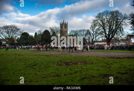 Melton Mowbray, Leicestershire, UK. 1er janvier 2019. La chasse - un de Cottesmore England's premier hunts fondée en 1696 et tient son nom de l'Ile village de Quorn, hounds kenneled entre 1753 à1 904 démarre à partir de la ville de Melton Mowbray estate park et le parc. Belvoir Hunt répondre à jouer à proximité Park Crédit : Clifford Norton/Alamy Live News Banque D'Images