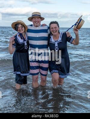 Portobello, Édimbourg, Écosse, Royaume-Uni. 06Th Jan, 2019. La traditionnelle Loony Dook a eu lieu à Portobello juste à l'extérieur d'Édimbourg. Revelers dressed in costumes faites un plongeon dans le Firth of Forth à bienvenue dans la nouvelle année. Credit : Riche de Dyson/Alamy Live News Banque D'Images