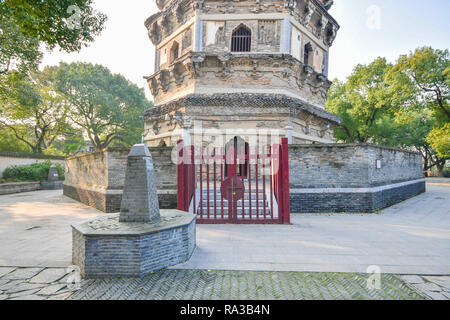 Suzhou, Suzhou, Chine. 1er janvier 2019. Suzhou, Chine-la pagode de Temple 96 Yan, situé à la zone panoramique de la colline Huqiu à Suzhou, à l'est ChinaÃ¢â€ Province de Jiangsu, est doublé comme ChinaÃ¢â€ Tour de Pise. Crédit : SIPA Asie/ZUMA/Alamy Fil Live News Banque D'Images