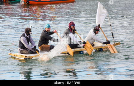 Poole, Dorset, UK. 1er janvier 2019. Le jour de l'Baignoire course a lieu avec beaucoup d'émotion, de déversements et de sabotage ! Des centaines se regarder l'événement, comme une variété de l'insolite accueil artisanat de prendre l'eau à la race, avec les participants s'amusant lancer des œufs et de la farine, tirant des canons à eau et de l'artisanat. concurrentes chavirement Un sentir bon début de la nouvelle année. Credit : Carolyn Jenkins/Alamy Live News Banque D'Images