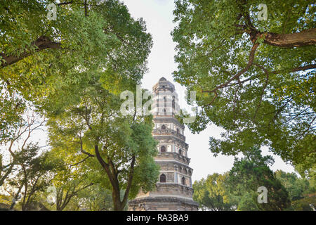 Suzhou, Suzhou, Chine. 1er janvier 2019. Suzhou, Chine-la pagode de Temple 96 Yan, situé à la zone panoramique de la colline Huqiu à Suzhou, à l'est ChinaÃ¢â€ Province de Jiangsu, est doublé comme ChinaÃ¢â€ Tour de Pise. Crédit : SIPA Asie/ZUMA/Alamy Fil Live News Banque D'Images