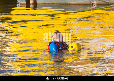 Poole, Dorset, UK. 1er janvier 2019. Le jour de l'Baignoire course a lieu avec beaucoup d'émotion, de déversements et de sabotage ! Des centaines se regarder l'événement, comme une variété de l'insolite accueil artisanat de prendre l'eau à la race, avec les participants s'amusant lancer des œufs et de la farine, tirant des canons à eau et de l'artisanat. concurrentes chavirement Un sentir bon début de la nouvelle année. Credit : Carolyn Jenkins/Alamy Live News Banque D'Images