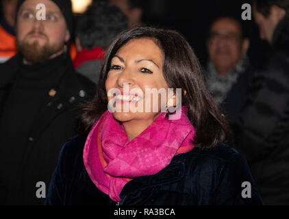 Paris, France. 31 Dec, 2018. Pour la cinquième année consécutive, Paris offre un spectacle son et lumière sur l'Avenue des Champs-Élysées, à l'occasion du passage à la nouvelle année le 31 décembre 2018, Paris, France. Anne Hidalgo, maire de Paris assiste à la majestueuse montrent que met en évidence la notion de fraternité. Credit : Bernard Menigault/Alamy Live News Banque D'Images