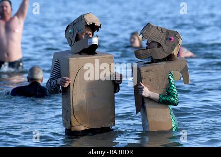 Lyme Regis, dans le Dorset. 1er janvier 2019. Fente de Lyme, New Years nager, Lyme Regis, dans le Dorset Crédit : Finnbarr Webster/Alamy Live News Banque D'Images