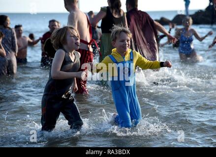 Lyme Regis, dans le Dorset. 1er janvier 2019. Fente de Lyme, New Years nager, Lyme Regis, dans le Dorset Crédit : Finnbarr Webster/Alamy Live News Banque D'Images