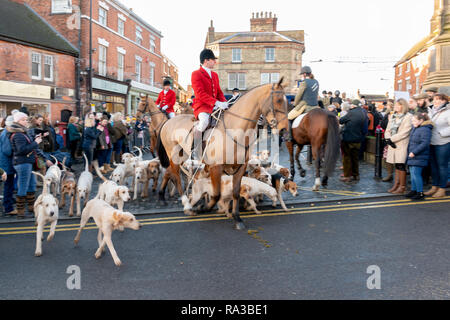 Uttoxeter, Staffordshire, Royaume-Uni. 1er janvier 2019. L'Meynell & South Staffordshire Hunt se rassembler à Uttoxeter town center for the 2019 New Years Day hunt. Autour de 25 cavaliers et leurs chiens en balade dans la ville et sont accueillis par 30 manifestants avec des pancartes, dont certains portent des masques fox. 200 partisans de chasse La chasse comme cheer arrive alors que les manifestants d'exprimer leurs vues avec loud boo's. Crédit : Richard Grange/Alamy Live News Banque D'Images