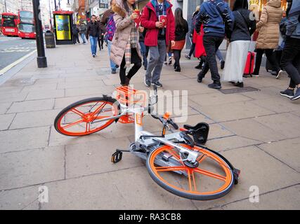 Londres, Royaume-Uni. 1er jan 2019.London's Oxford Street voit le retour d'Mobikes jonchant la chaussée et causant l'obstruction aux piétons. Crédit : Brian Minkoff/Alamy Live News Banque D'Images