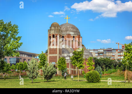 Pristina, Kosovo - 30 mai 2018 - une grande église orthodoxe d'ouvrir un champ d'herbe au Kosovo Banque D'Images