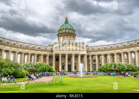 Saint Petersburg, Russie - 8 juin 2018 - grand groupe de personnes à pied autour d'une gigantesque église en face d'une fontaine et d'un champ d'un vert gazon Banque D'Images