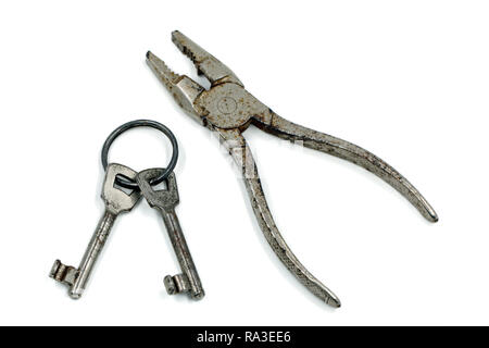 Ancien porte-clé avec une pince isolé sur fond blanc, vue du dessus Banque D'Images