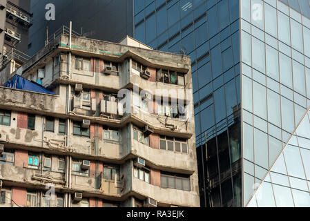 Vieux et nouveaux gratte-ciel se bousculent pour attention à Hong Kong's Causeway Bay district Banque D'Images