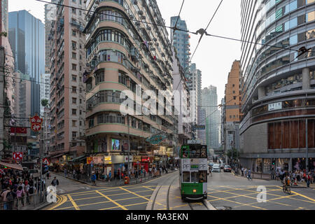 Un tram pour Happy Valley traverse la jonction de Johnston, Wan Chai et Fleming Routes en animation de Wan Chai. Banque D'Images