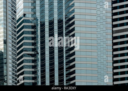 Les motifs en zigzag des fenêtres de l'hôtel JW Marriott à Pacific Place sur l'île de Hong Kong, flanqué de l'hôtel Conrad et One Pacific Place Banque D'Images