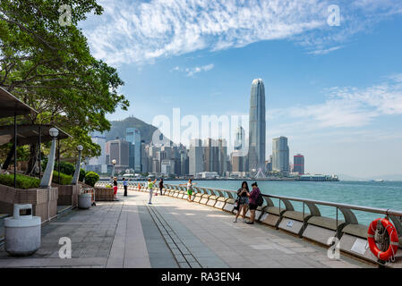 Les tours du Quartier Central à Hong Kong se détachent sur un ciel bleu de novembre Banque D'Images