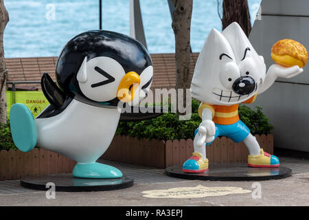 Ding Ding pingouin et Q-boy dans Ani-Com Park au Hong Kong Convention and Exhibition Centre. Banque D'Images