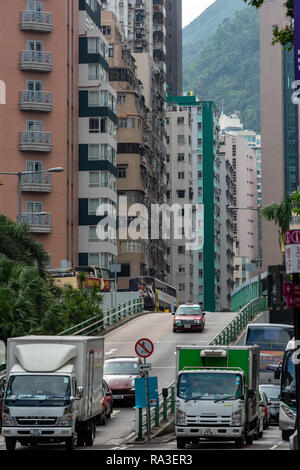 Sculpte son chemin entre le trafic Wan Chai's tour de blocs le long de Fleming Road, avec la toile de fond le mont Cameron Banque D'Images