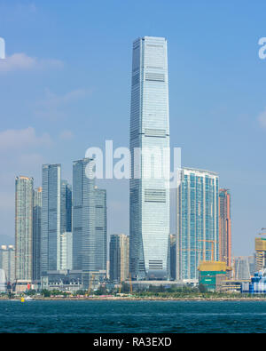 Hong Kong, le plus haut bâtiment de l'International Commerce Centre, scintille sous le soleil d'après-midi, car il surplombe le port de Victoria Banque D'Images