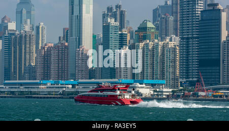 Le catamaran TriCat turboréacteur 'Universal' Mk 2007 passant les gratte-ciel de San Ying Pun sur l'île de Hong Kong Banque D'Images