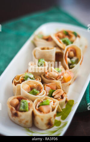 Sushi-Style Wraps au poulet pepperoni, légumes et noix. Des collations santé. Banque D'Images