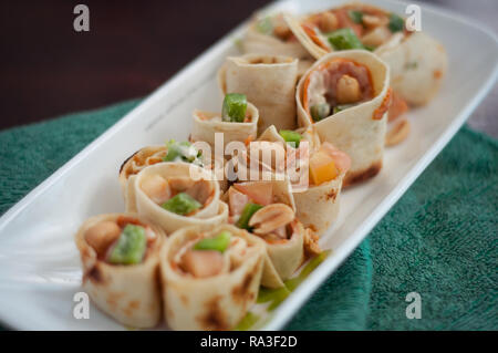 Sushi-Style Wraps au poulet pepperoni, légumes et noix. Des collations santé. Banque D'Images