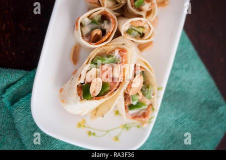 Sushi-Style Wraps au poulet pepperoni, légumes et noix. Des collations santé. Banque D'Images