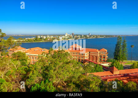 Vue aérienne de la banlieue de Perth sud de Kings Park et le jardin botanique sur la Swan River, en Australie occidentale. Journée ensoleillée, ciel bleu avec l'exemplaire de l'espace. La ville de Perth en été. Banque D'Images