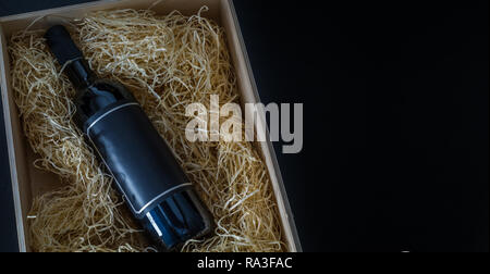 Bouteille de vin à l'heure actuelle fort. Vin rouge avec bouchon de remplissage dans un coffret bois boîte-cadeau. Banque D'Images