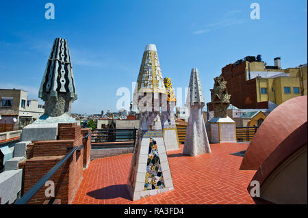 Obélisques colorés sur le toit de la Palau Güell (palais Guell), un manoir conçu par l'architecte Antoni Gaudí. Banque D'Images